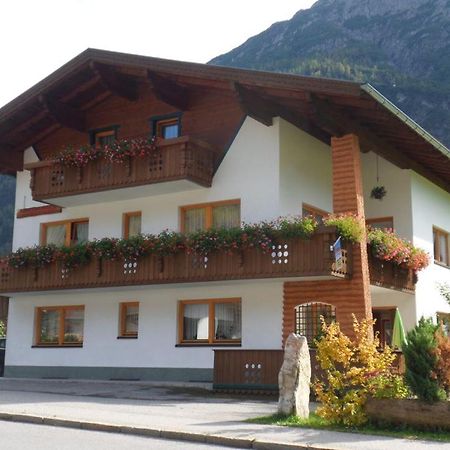 Haus Sonnenschein Appartement Holzgau Buitenkant foto